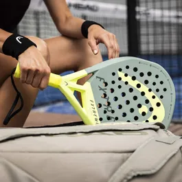 מחבט פאדל מקצועי 250188 דגם Extreme Motion מבית HEAD