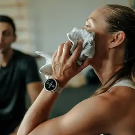 שעון חכם מולטי-ספורט 251310 דגם Vantage M3 בצבע לבן/זהב מבית POLAR