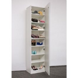 ארון עם בגדים