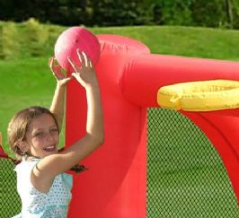 מתנפח בצורת מגרש כדורגל כדורסל וכדורעף 9072 מבית HAPPY HOP