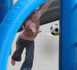 מתנפח בצורת מגרש כדורגל כדורסל וכדורעף 9072 מבית HAPPY HOP