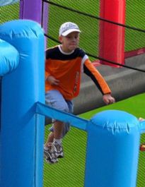 מתנפח בצורת מגרש כדורגל כדורסל וכדורעף 9072 מבית HAPPY HOP